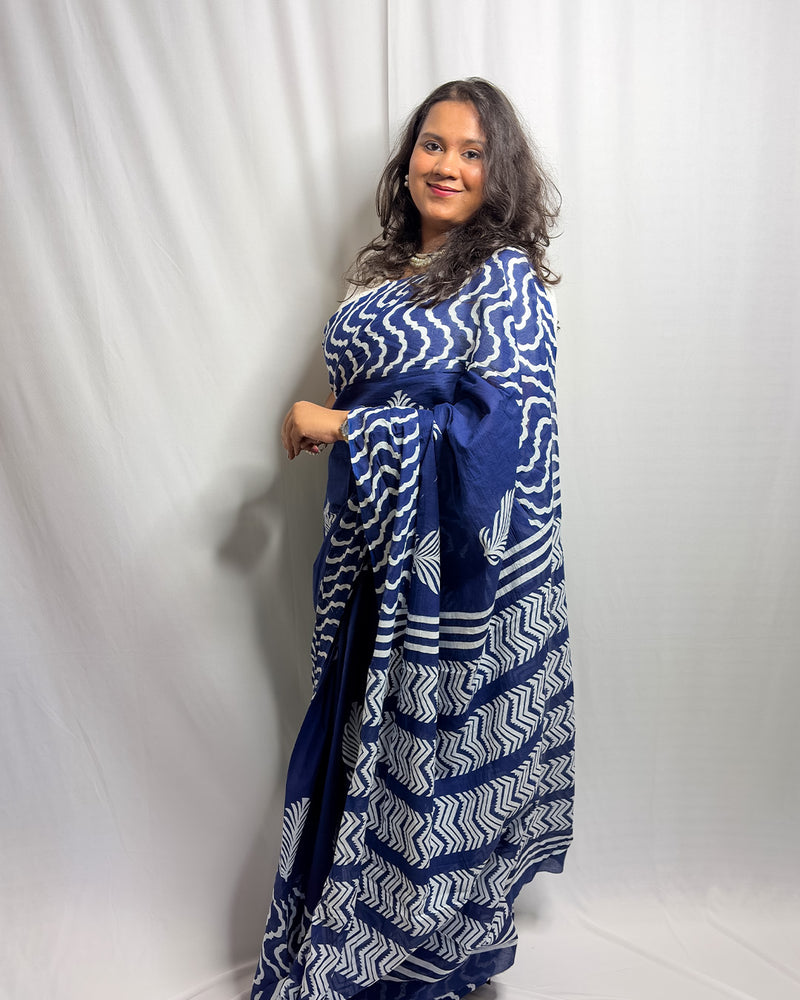 Side profile view of the navy blue handwoven cotton saree highlighting the white geometric chevron-striped pallu by House of Ojasvi